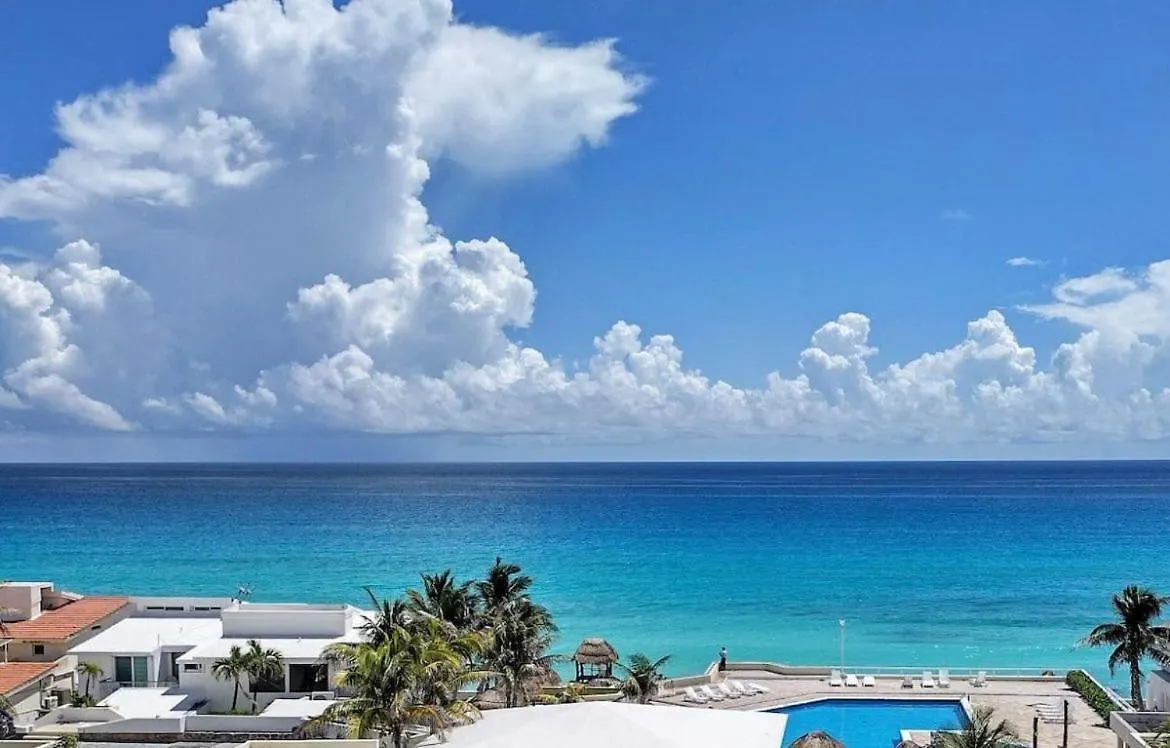 Dual View Ocean Front Condo Cancún 0*,  Mexico